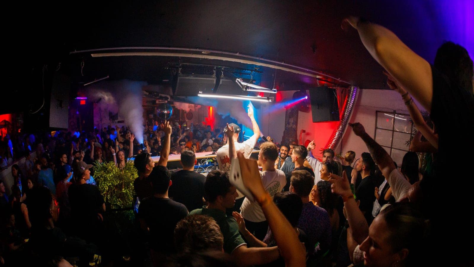 VeiligheidNL herziet zijn advies over harde muziek in clubs en op festivals: vier risiconiveaus en lagere waarden voor minderjarigen