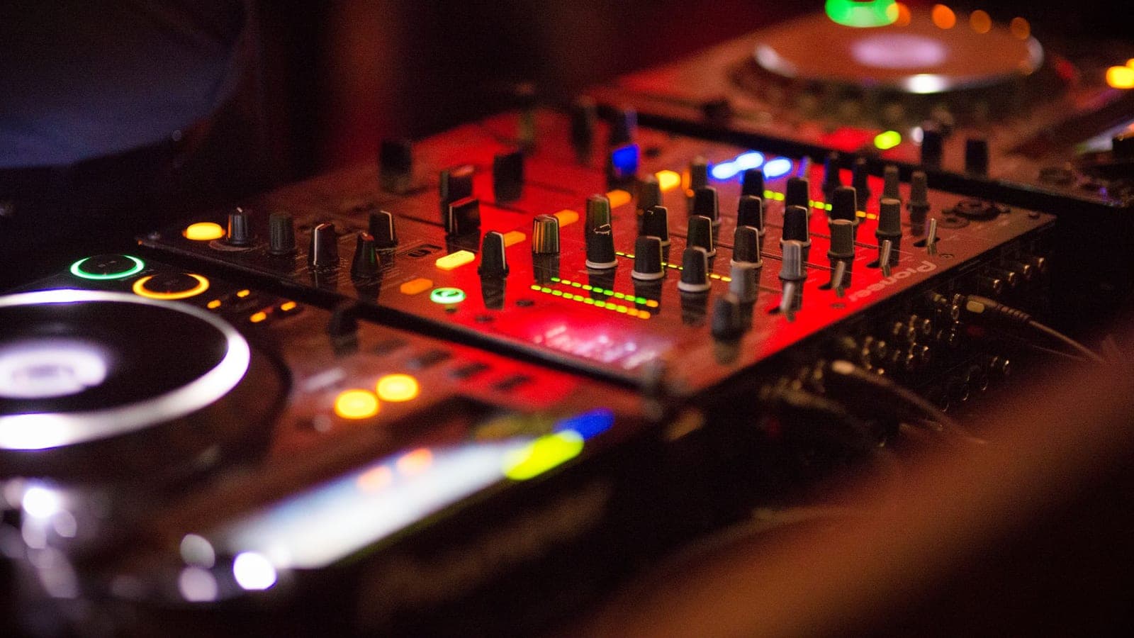 AlphaTheta erkent een kwetsbaarheid in PRO DJ LINK en laat de oudste dj-booths buiten de patchlijst