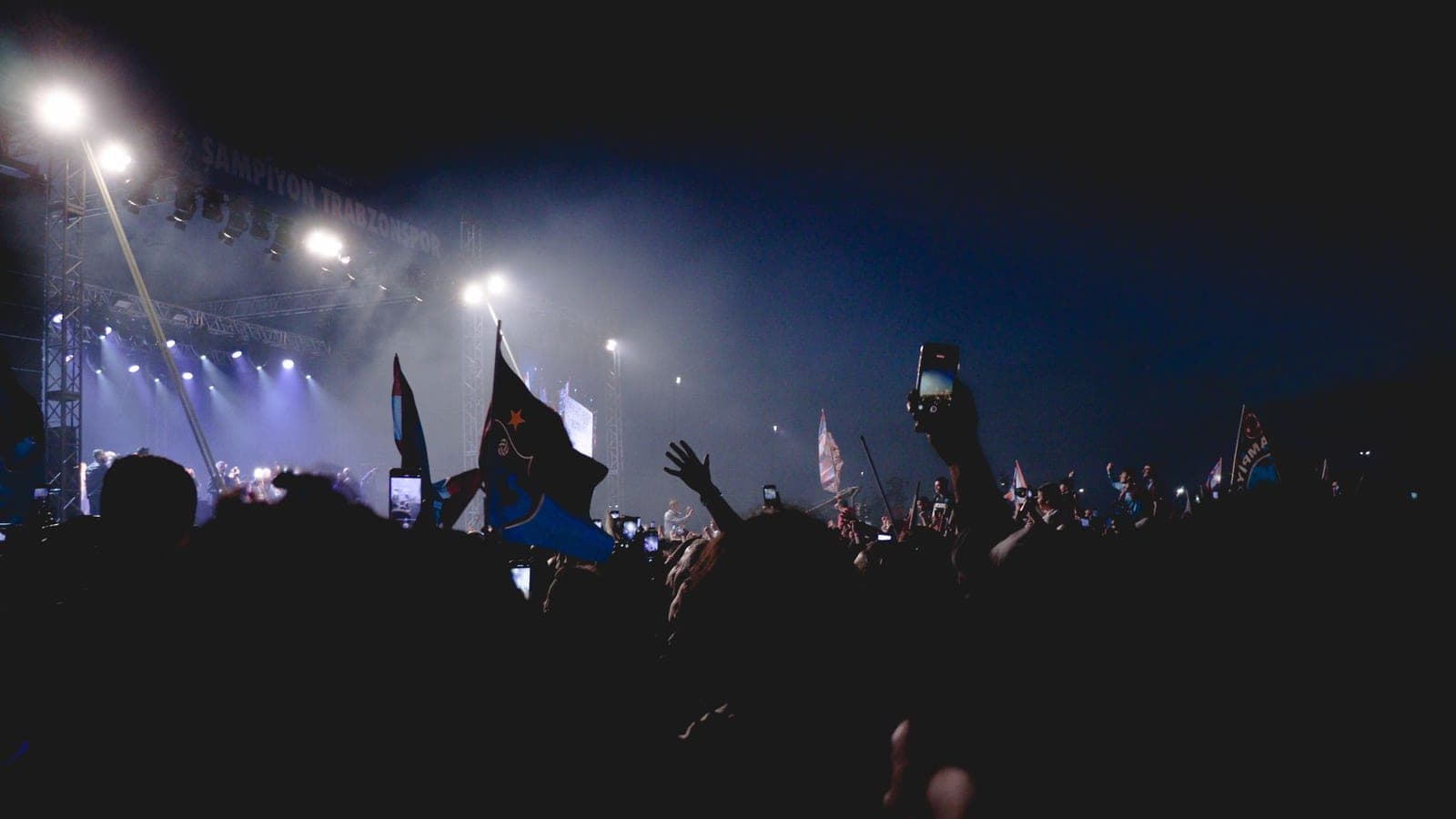 CNM-steun voor festivals sluit aanvraagtermijn op 20 oktober en eist beheer van de kassa: meer dan 15% van het budget