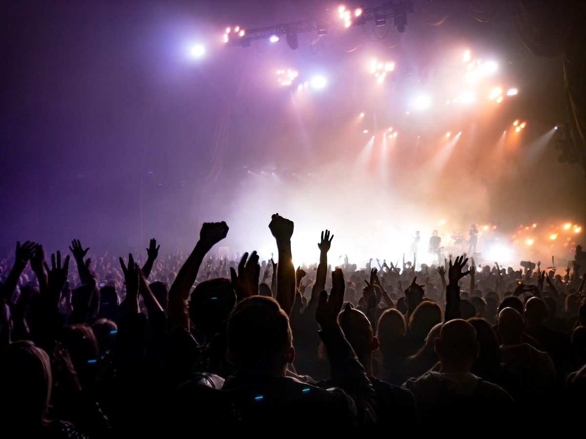 Evenementenpromotor die met zijn team backstage een live concert beheert